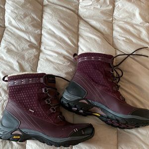 Maroon ahnu women’s boots size 9